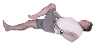 Étirement piriforme couché. Étirement du piriforme allongé